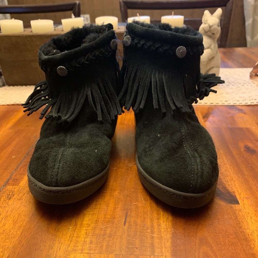 Single layer fringe Minnetonka booties